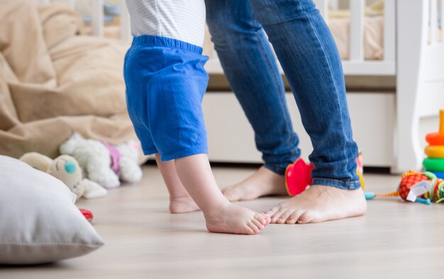 Hermosa joven madre está cuidando a su niño