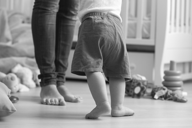 Hermosa joven madre está cuidando a su niño