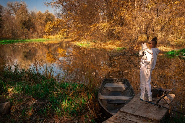 Hermosa joven mamá con niña en otoño