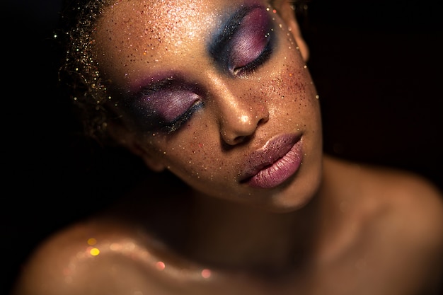 Hermosa joven con maquillaje brillante