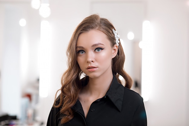 Hermosa joven con maquillaje en una camisa negra