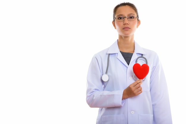 Foto hermosa joven médico como cardiólogo con corazón