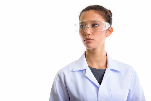 Hermosa joven médico como científico con gafas protectoras pensando