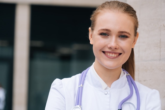 Hermosa joven médico con un estetoscopio