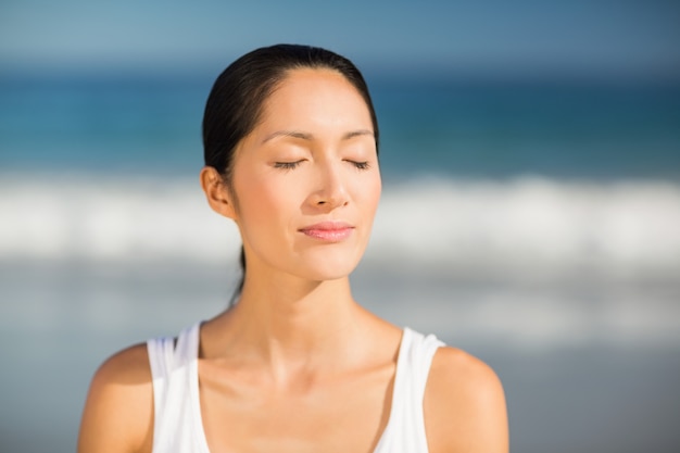 Hermosa joven meditando