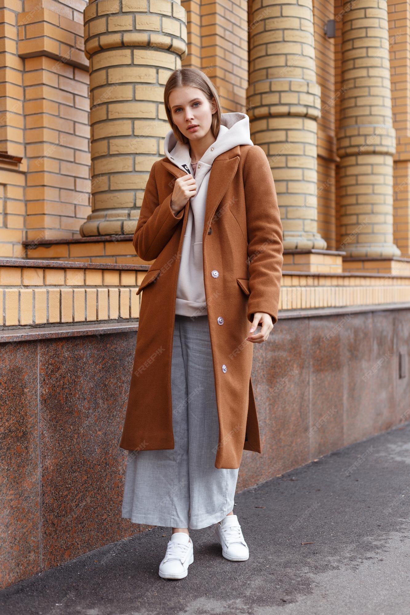 Hermosa Joven En Biege Sudadera Con Capucha Elegante Abrigo De Camello Marrón Y Pantalones Sobre Fondo De Pared De Ladrillo Por La Calle Foto Premium | sptc.edu.bd