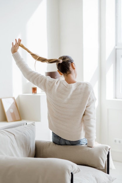 Hermosa joven de moda Elegante linda chica feliz en la habitación Primavera Verano primer plano