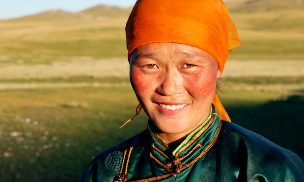 Foto hermosa joven de mongolia en el sol de la tarde.