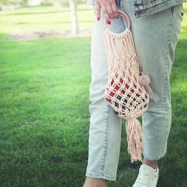 Hermosa joven morena con bolsa de hilo