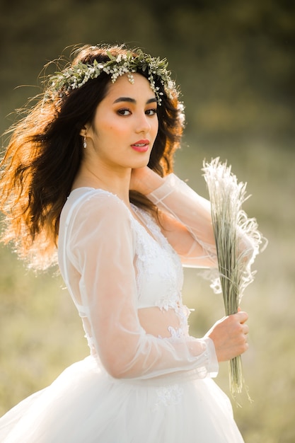 Hermosa joven morena con una corona de flores