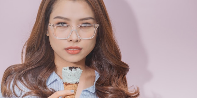 Hermosa joven morena con helado refrescante.