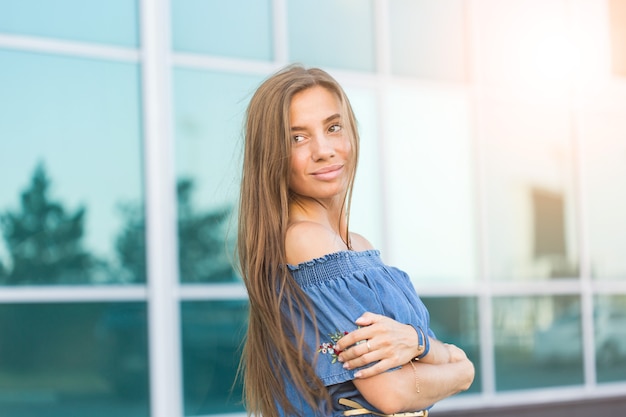 Hermosa joven morena mirando a un lado. Retrato de moda al aire libre de glamour elegante dama