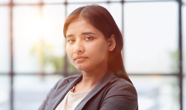 Hermosa joven mujer de negocios en el lugar de trabajo de la oficina