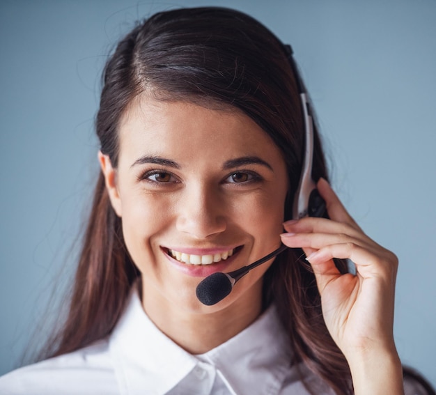 Una hermosa joven mujer de negocios.