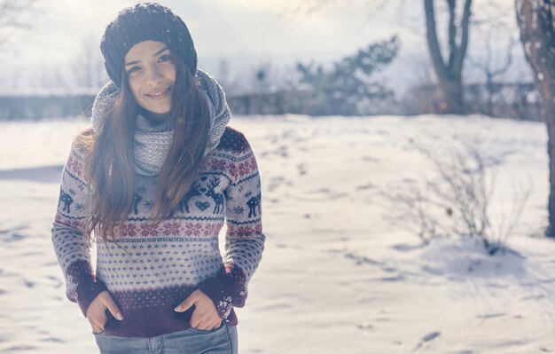 Hermosa joven mujer sonriente afuera en el invierno