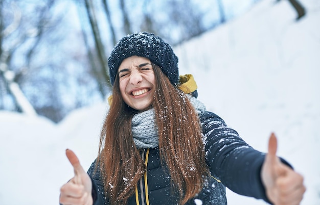 Hermosa joven mujer sonriente en buen tiempo de invierno feliz