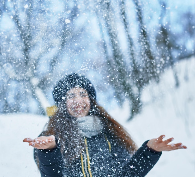 Hermosa joven mujer sonriente en buen tiempo de invierno feliz