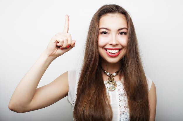 Hermosa joven mujer sorprendida Foto de estudio