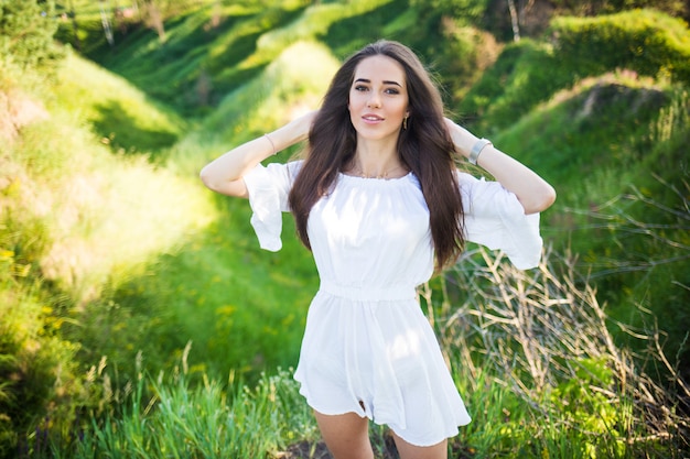 Hermosa joven en la naturaleza