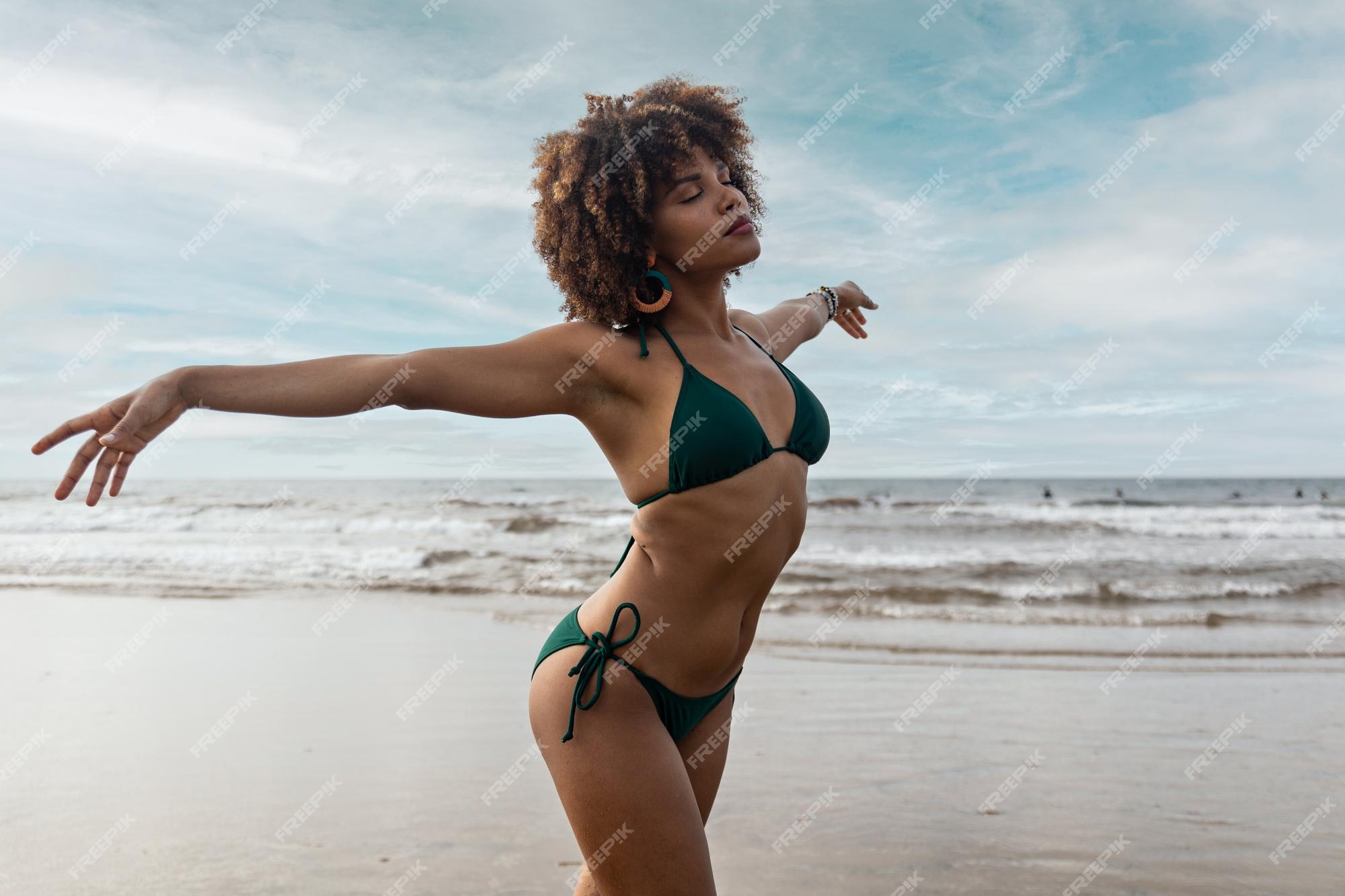 Hermosa joven negra africana en bikini feliz la playa Foto