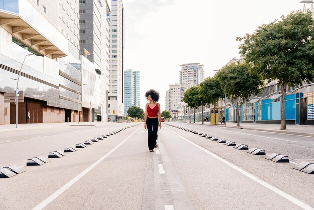 Hermosa joven negra al aire libre en la ciudad