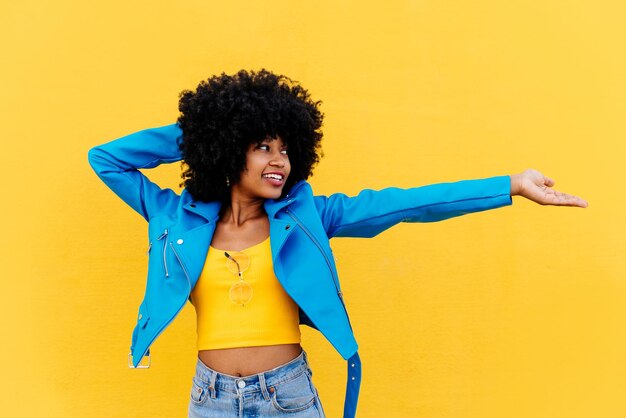 Hermosa joven negra al aire libre en la ciudad