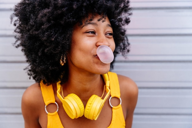 Hermosa joven negra al aire libre en la ciudad