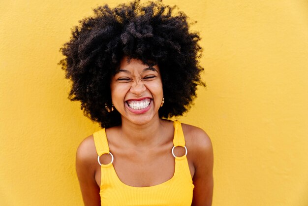 Hermosa joven negra al aire libre en la ciudad