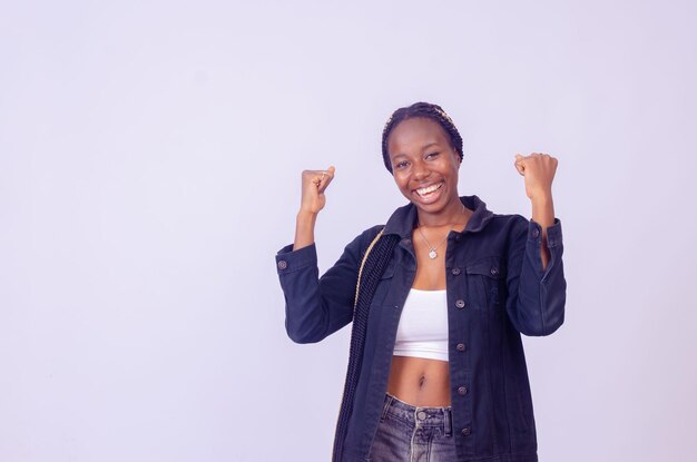 Hermosa joven negra regocijándose concepto de publicidad