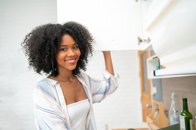 Hermosa joven negra sonriendo