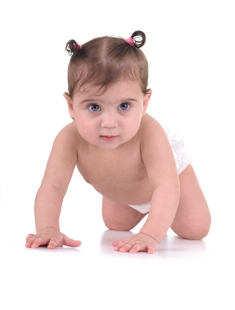 Hermosa joven niña gateando aislado sobre fondo blanco.