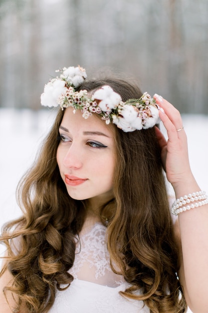 Hermosa joven novia en el bosque nevado de invierno