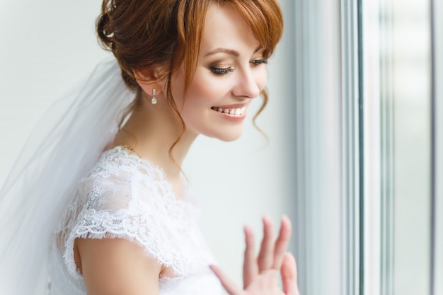 Hermosa joven novia con maquillaje de boda