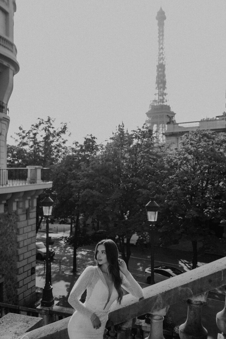 Foto hermosa joven novia morena con un vestido de novia posando frente a la arquitectura