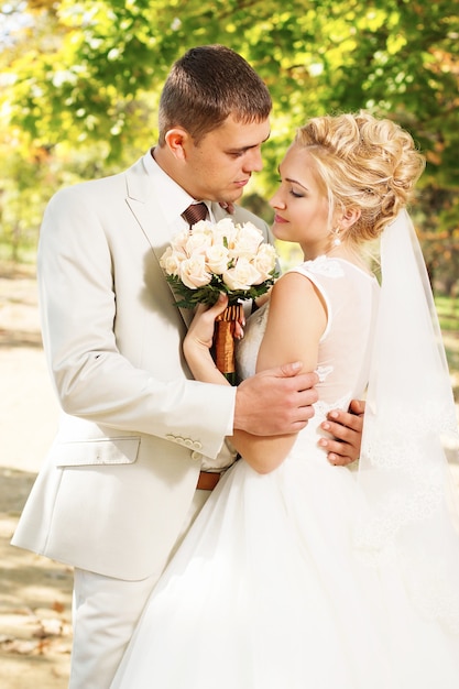 Hermosa joven novia y el novio enamorados. Concepto de boda