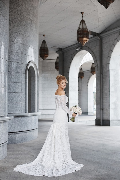 Hermosa joven novia en su vestido de novia