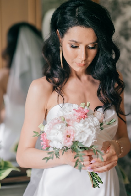 Hermosa joven novia en vestido de novia blanco retrato interior