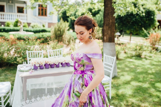 Hermosa joven novia en vestido de novia de lujo