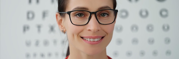 Hermosa joven optometrista sonriendo closeup