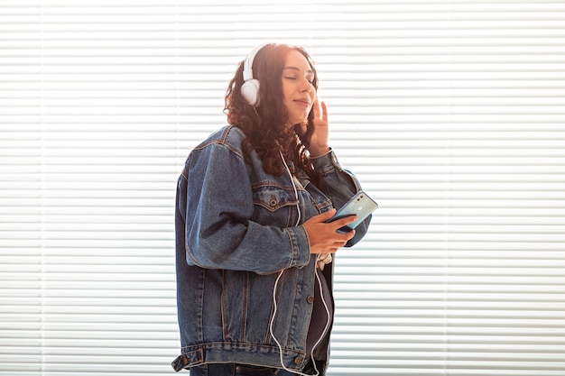 Hermosa joven pacífica embarazada escucha música clásica agradable con smartphone y