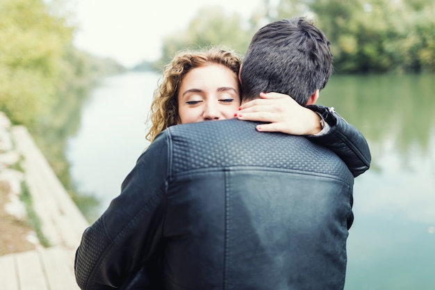 Foto hermosa joven pareja en el amor en el parque.