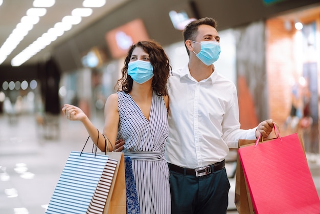 Hermosa joven pareja amorosa de compras juntos. Concepto de viernes negro.