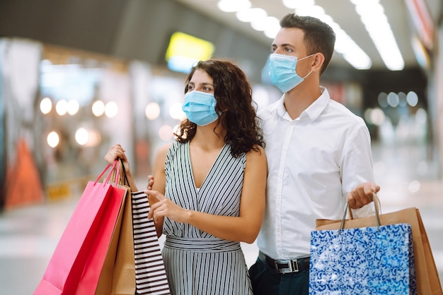 Hermosa joven pareja amorosa de compras juntos Concepto de viernes negro