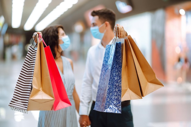 Hermosa joven pareja amorosa de compras juntos Concepto de viernes negro