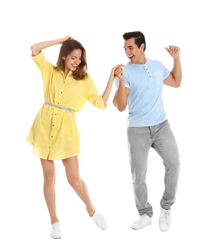 Foto hermosa joven pareja bailando sobre fondo blanco.