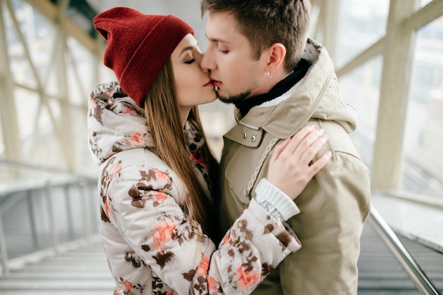 Hermosa joven pareja besándose