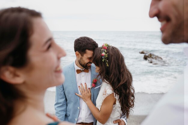 Foto hermosa joven pareja con una boda en la playa