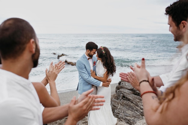 Hermosa joven pareja con una boda en la playa