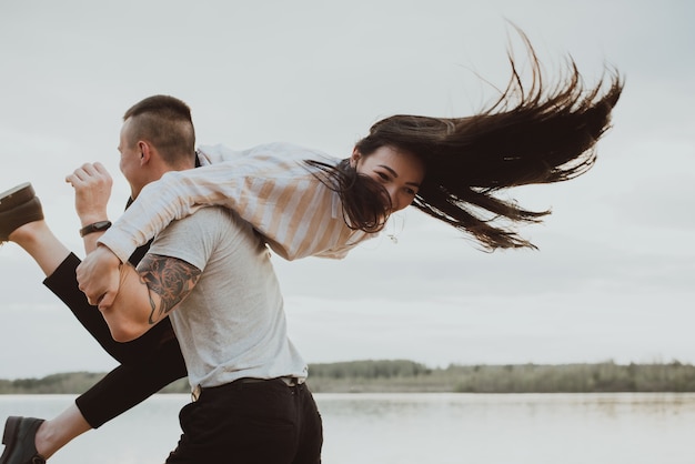 Hermosa joven pareja cerca de un río