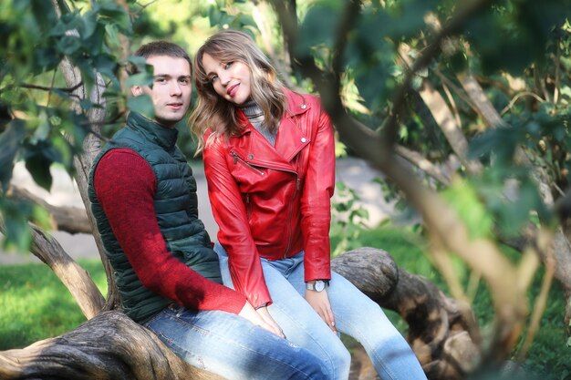 Hermosa joven pareja en cita en el parque durante el día